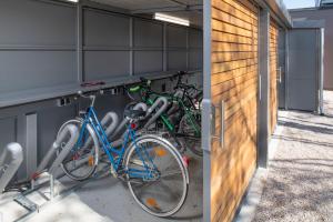 een groep fietsen geparkeerd naast een gebouw bij Hotel Le Parc in Wiener Neustadt