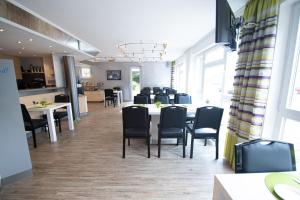 a dining room with a table and chairs at Taste Smart Hotel Backnang in Backnang