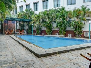 Bazén v ubytování Townhouse OAK Hotel Grand Cikarang nebo v jeho okolí