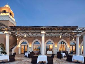 vista para um restaurante com mesas e cadeiras em Club Privé By Rixos Saadiyat em Abu Dhabi