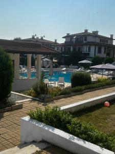 vista sulla piscina di un resort di Велика Гардън - Акация 6 a Lozenets