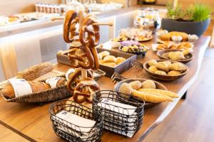 施韋夏特的住宿－Das Reinisch Hotel & Restaurant，餐桌上的自助面包和糕点