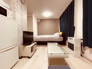 a small room with a small bedroom with a bed at （B10）NEW OPEN アクセス良好！リフォーム完了☆サービスアパ―トメントSAPPORO南8条B10 in Ōdōri