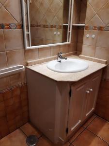 La salle de bains est pourvue d'un lavabo et d'un miroir. dans l'établissement Apartamento Calma Chica, à Torremolinos