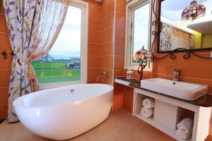 A bathroom at Jane Castle