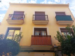 ein Gebäude mit Balkon auf der Seite in der Unterkunft NUE - Nuevo, 2 dormitorios, Wifi, Smart TV, Playa in Fuengirola