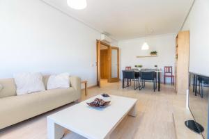 a living room with a couch and a table at Piso 3 habitaciones plaza de garaje privada y gratuita in Almería