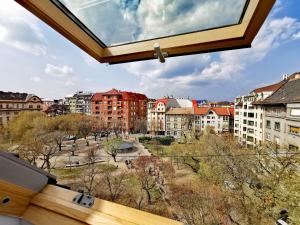 een raam met uitzicht op de stad bij Floral Apartment - NEW in town in Boedapest