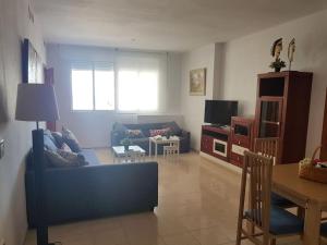 Televízia a/alebo spoločenská miestnosť v ubytovaní Apartamento grande en el Puerto Marina del Este (La Herradura-Almuñecar)