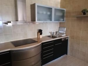 Kuchyňa alebo kuchynka v ubytovaní Apartamento grande en el Puerto Marina del Este (La Herradura-Almuñecar) + 26 fotografií