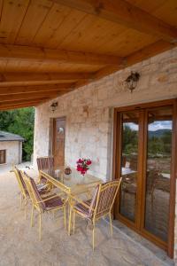 y un patio con mesa de comedor y sillas. en okakosolykos en Kostitsi