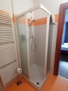 ducha con mampara de cristal en una habitación en SelfMatic en Orio al Serio
