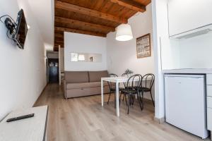 een woonkamer met een tafel en een bank bij Outdoor Apartaments - Spot in Andorra la Vella
