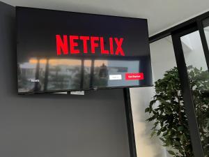 un écran de télévision avec le panneau netflix sur un mur dans l'établissement Outstanding 2 bed apartment with rooftop sea views, à Mar de Cristal