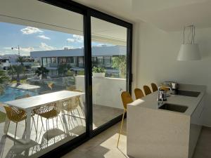 a kitchen with a balcony with a table and chairs at Outstanding 2 bed apartment with rooftop sea views in Mar de Cristal