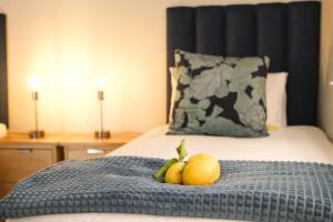 a bed with two oranges and a blue blanket at The Lemon Tree in Ceres