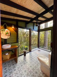 a bathroom with a tub and a toilet in a room at Zion Bubble Glamping in Urubici