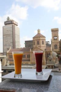 zwei Getränke auf einem Teller auf einem Tisch in der Unterkunft New Midtown in Kairo