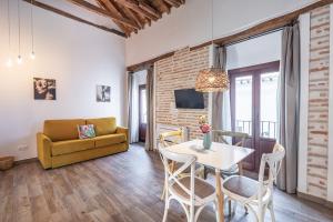 A television and/or entertainment centre at Apartamentos Boutique Granada Albaicín 3000