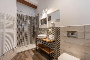 A bathroom at Apartamentos Boutique Granada Albaicín 3000 Még 37 kép