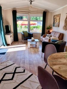 ein Wohnzimmer mit einem Sofa und einem Tisch in der Unterkunft KD 866 - Vakantiepark Kijkduin in Den Haag
