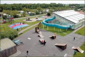 een luchtzicht op een speeltuin met een glijbaan bij CS 71 - Vakantiepark Callassande in Callantsoog