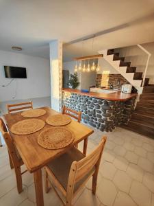 uma sala de jantar com uma mesa de madeira e cadeiras em Casa Uwe, El Remo em Puerto Naos