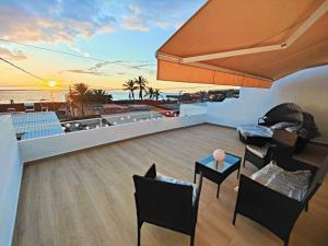 a rooftop living room with a view of the ocean at Casa Uwe, El Remo in Puerto Naos