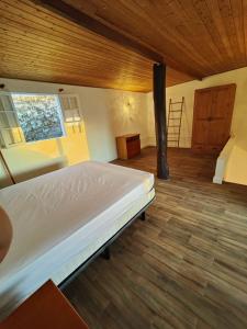 - une grande chambre avec un lit et un plafond en bois dans l'établissement Casa Uwe, El Remo, à Puerto Naos