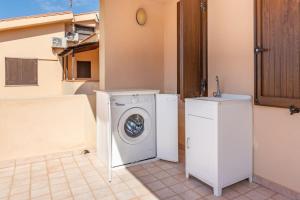lavatrice e asciugatrice in camera di Rifugio Marino il tuo angolo di paradiso a Funtana Meiga