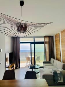 Postel nebo postele na pokoji v ubytování Sunset Cliffs Luxury Apart with Sea View + 20 fotografií