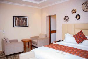 Ein Bett oder Betten in einem Zimmer der Unterkunft Urban Park Suites Hotel