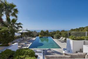 Bazén v ubytování Deluxe Ibizan Retreat Stunning Sea Views Can Juana 6 Bedroom A Short Drive To The Beach San Jose nebo v jeho okolí