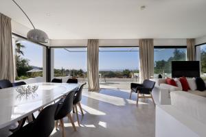 Posezení v ubytování Deluxe Ibizan Retreat Stunning Sea Views Can Juana 6 Bedroom A Short Drive To The Beach San Jose