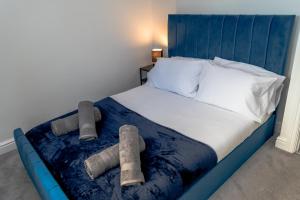 a bedroom with a bed with a blue headboard at York City House in York