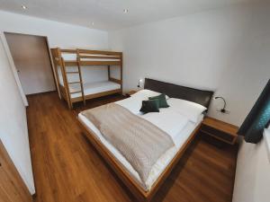 sypialnia z dużym łóżkiem i drewnianą podłogą w obiekcie Appartement Waldplatzl w mieście Altenmarkt im Pongau