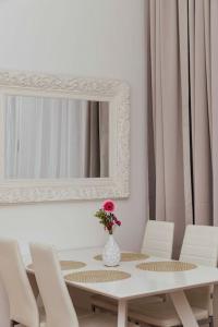 ウィーンにあるModern stylish comfortable 2 bedroom apartmentの花瓶付白テーブル