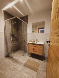 łazienka z prysznicem i umywalką w obiekcie Appartement Waldplatzl w mieście Altenmarkt im Pongau +15 zdjęć