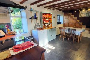 cocina y comedor con mesa y sillas en Westdale Cottage, Elton in the Peak District, en Elton