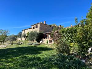 ein externer Blick auf das Haus mit seinem Garten in der Unterkunft Casa VANINA-self check-in in Castellina in Chianti