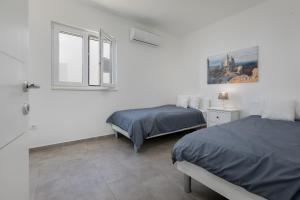 Postel nebo postele na pokoji v ubytování The view & art gallery apartment, free parking
