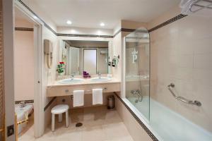 a bathroom with two sinks and a shower at Parador de Ayamonte in Ayamonte