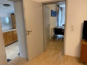 uma porta aberta para uma cozinha com uma sala de jantar em Ferienwohnung Am Rimbach em Suhl