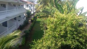 Un jardín fuera de Darolina Guest House