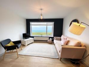 un soggiorno con divano e finestra di 18 Coastline apartment a Newquay