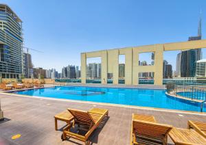 Bazén v ubytování Daniels 1BR Business Bay Partial Burj Khalifa View nebo v jeho okolí