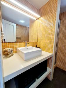 ein Bad mit einem Waschbecken und einem Spiegel in der Unterkunft Endless Summer in San Bartolomé de Tirajana