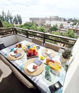 einen Tisch mit Tellern aus Essen auf einem Balkon in der Unterkunft Endless Summer in San Bartolomé de Tirajana