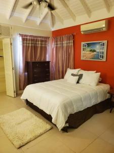 una camera da letto con un grande letto con pareti arancioni di Vacation Home at The Palms Richmond a Richmond