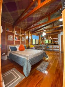 um quarto com uma cama grande num quarto em Chue&larry's Beachside Homestay em Libagon
